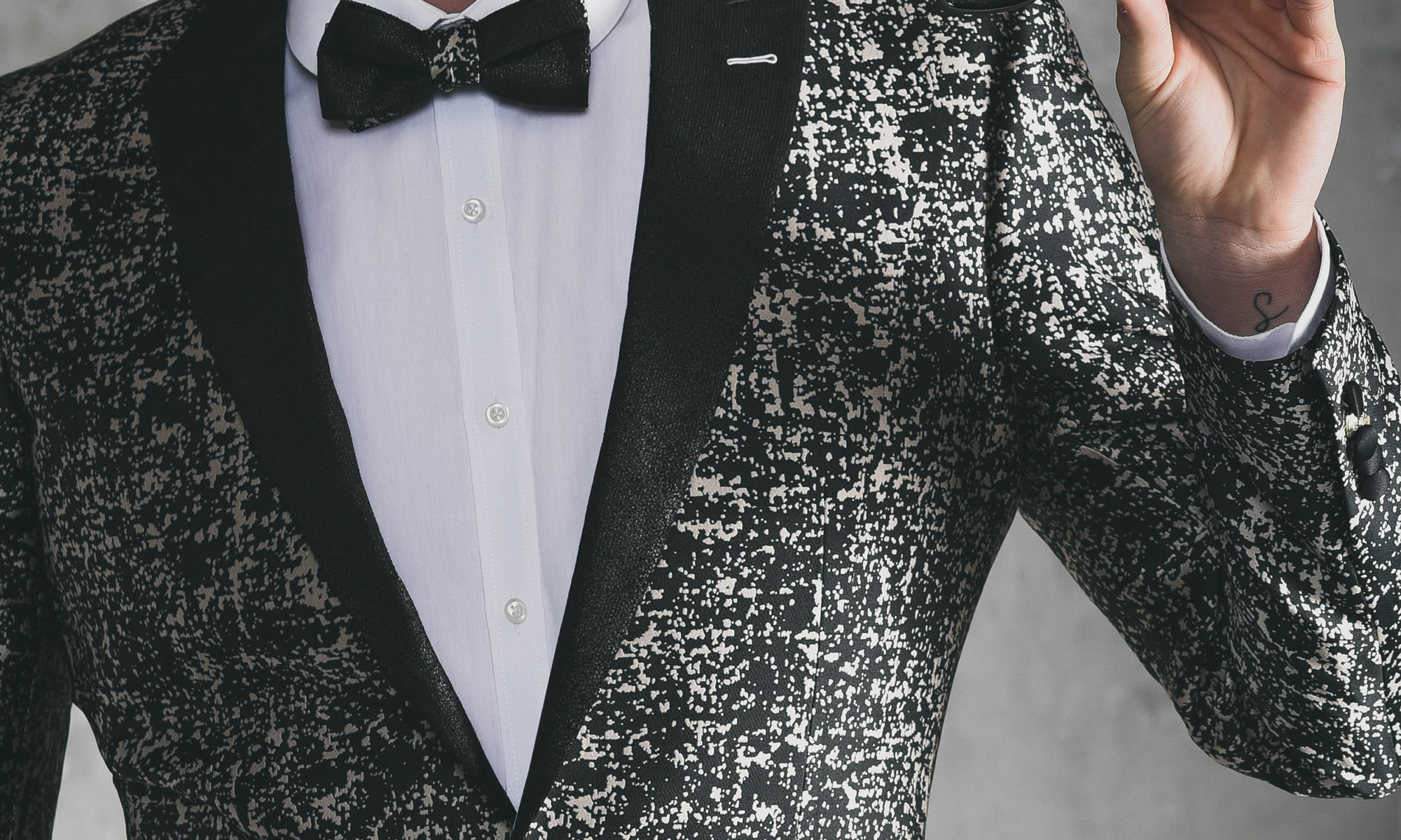 combien de temps pour un costume sur mesure ? Chris Von Martial, tailleur à Paris, vous explique tout.