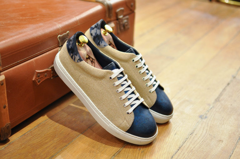 Baskets bleu