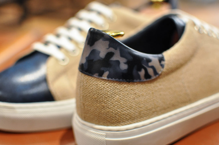 Baskets bleu