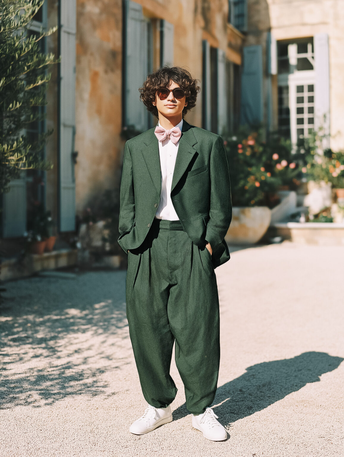 Homme portant un costume vert oversize marié.