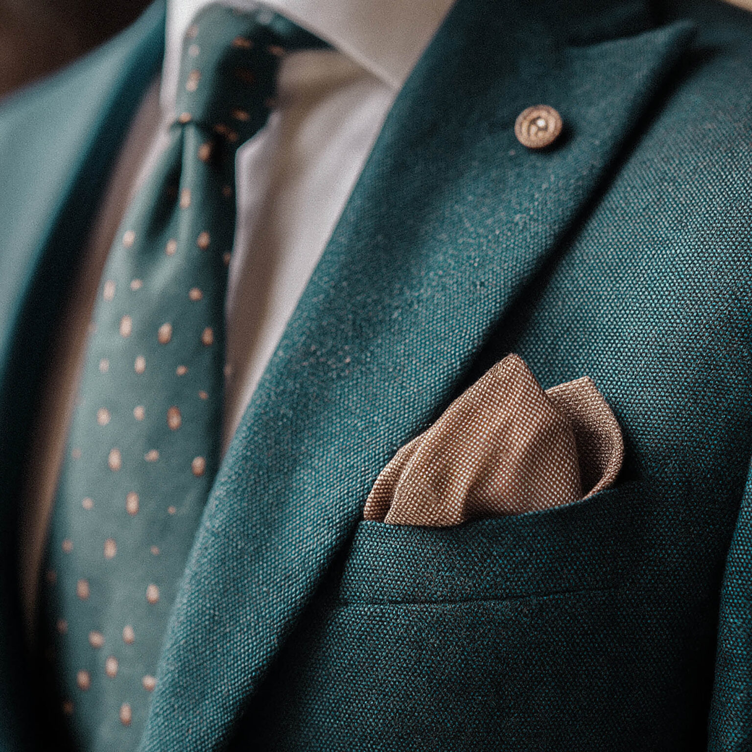 Gros plan sur cravate avec costume bleu canard Chris von Martial.