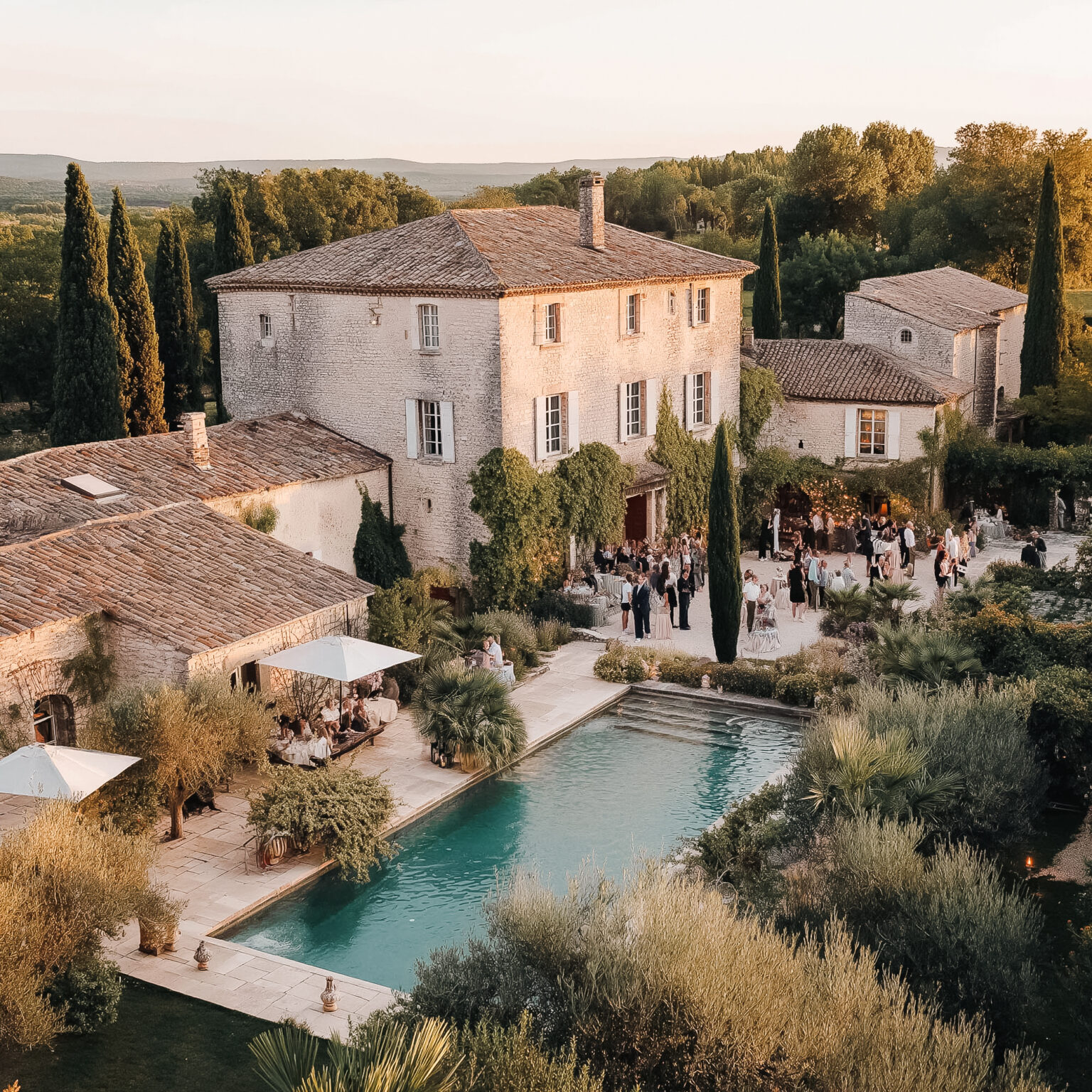 Vue aérienne d’une bastide luxueuse du sud de la France avec piscine et jardins.