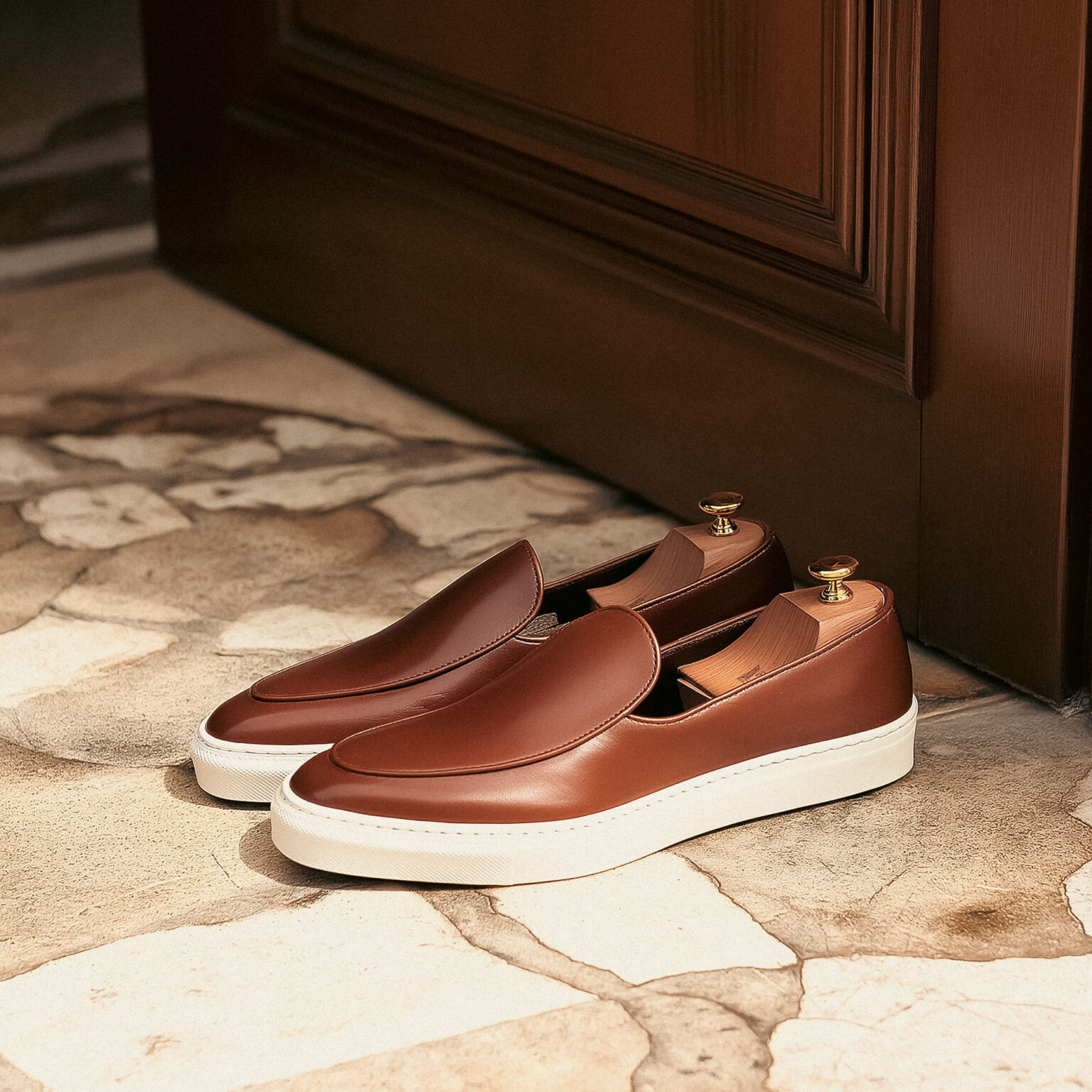 Mocassins marron sur sol en pierre, style chic décontracté.
