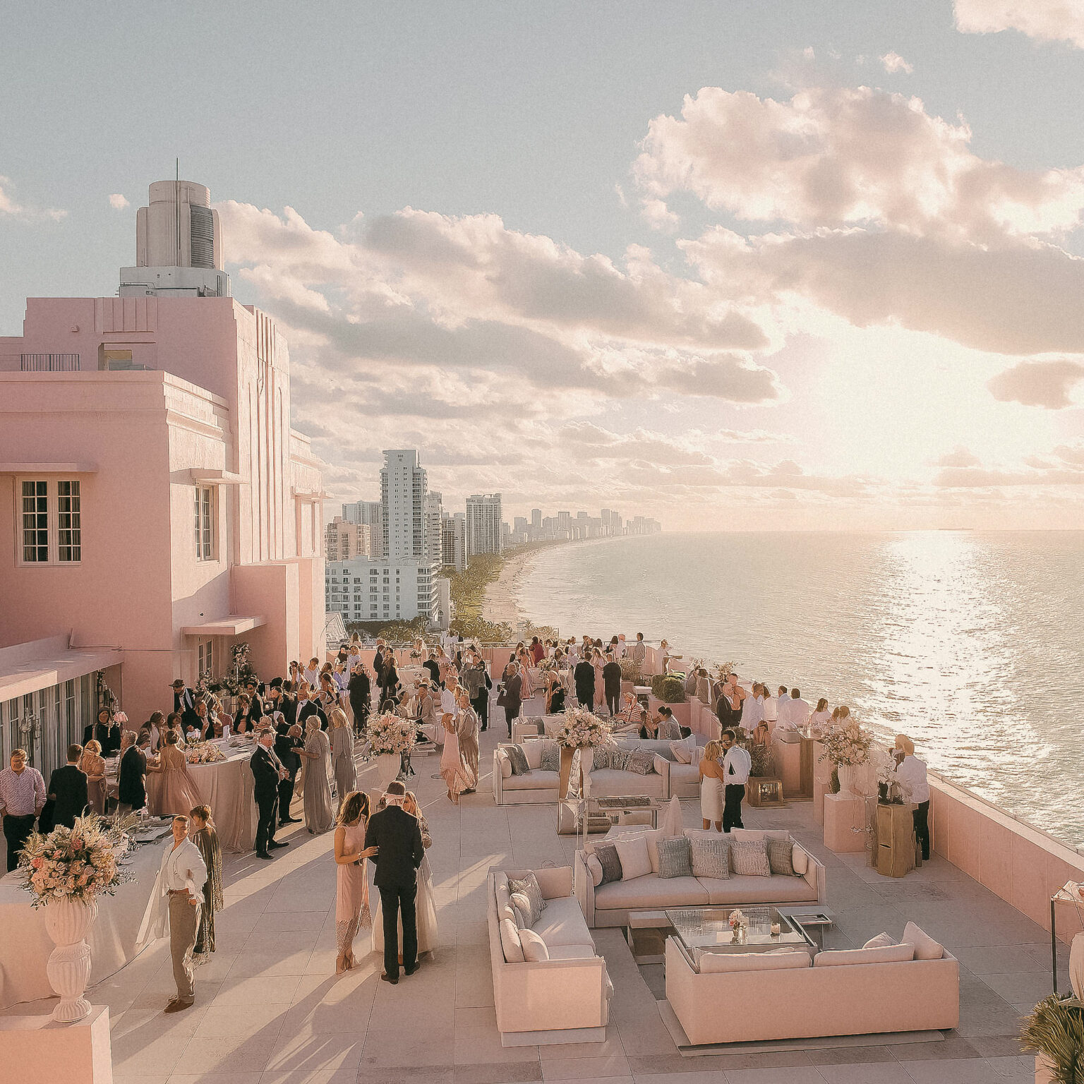 Décor de mariage rose sur rooftop à Miami, ambiance art déco et coucher de soleil.
