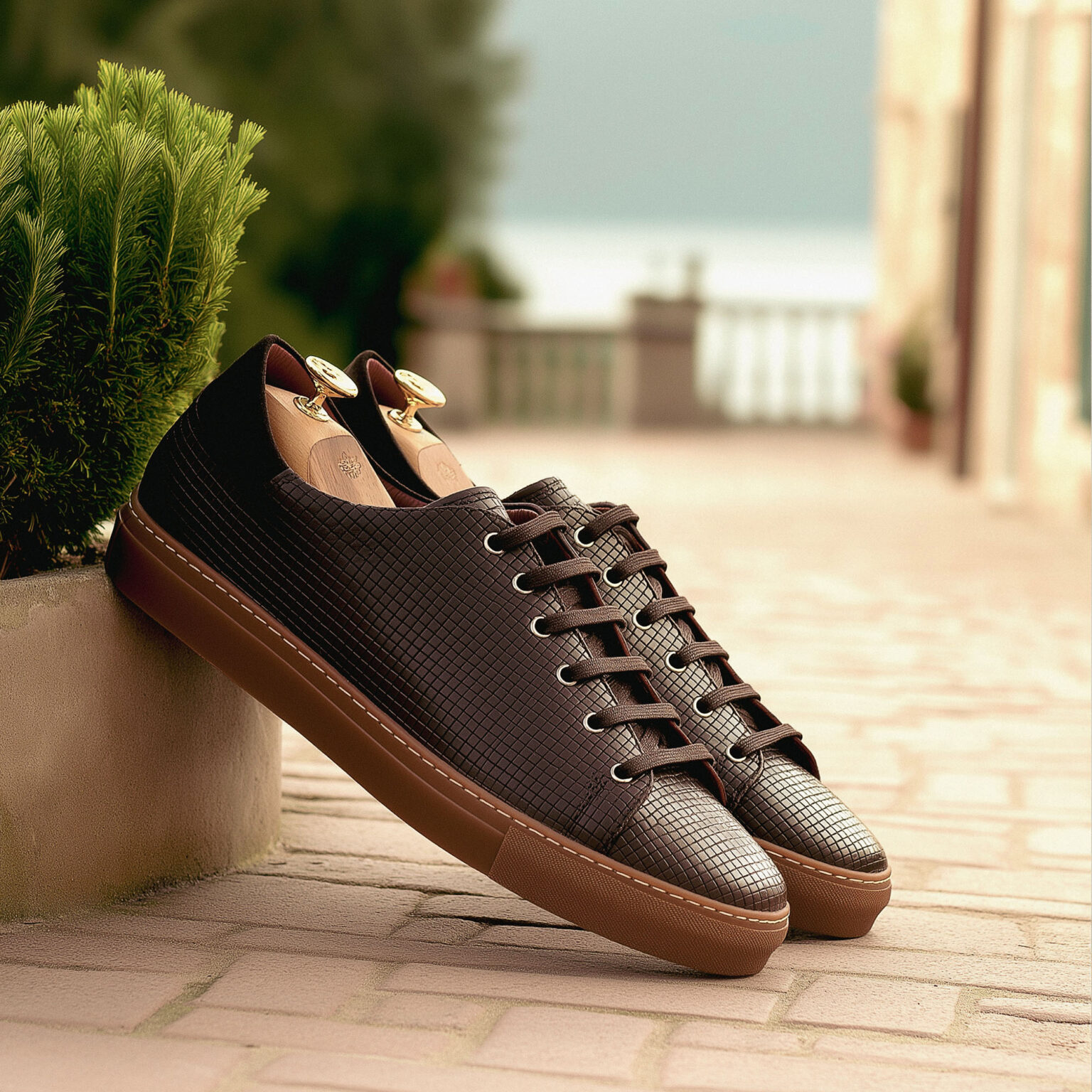 Baskets homme marron style tennis posées en extérieur.