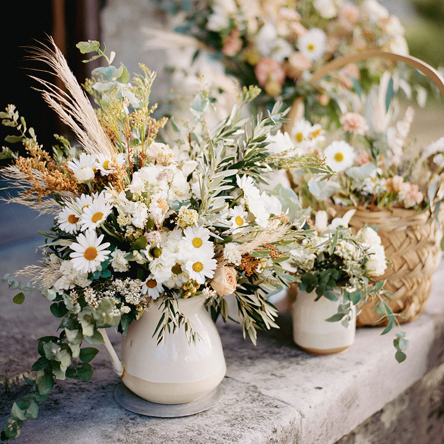 Bouquet de mariage naturel en blanc, vert sauge et touches de beige.